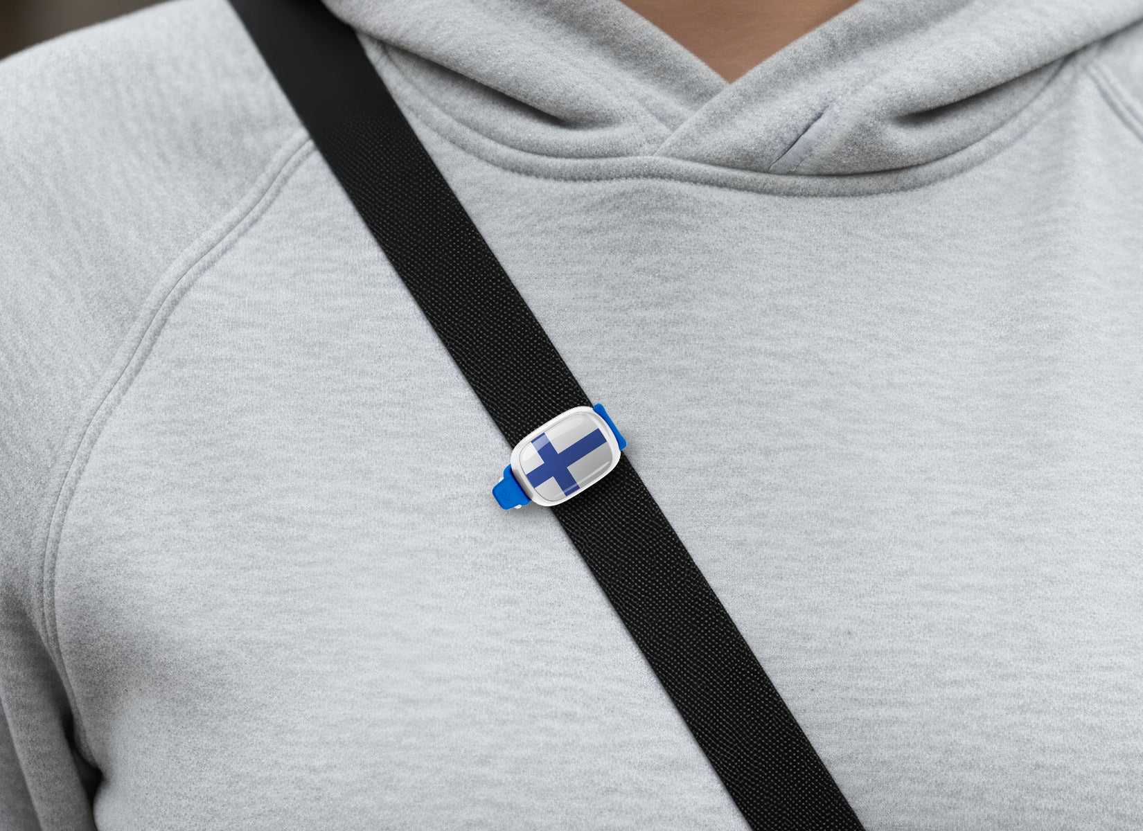 Finland flag Stwrap bag tag shown on a bag in a lifestyle setting