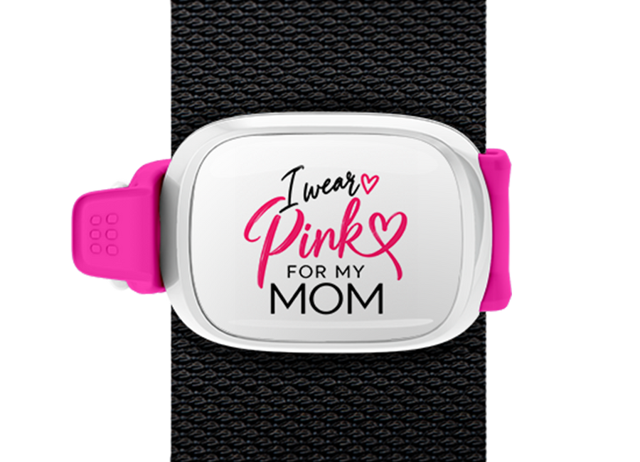 I Wear Pink for My Mom Stwrap bag tag mounted on a bag strap