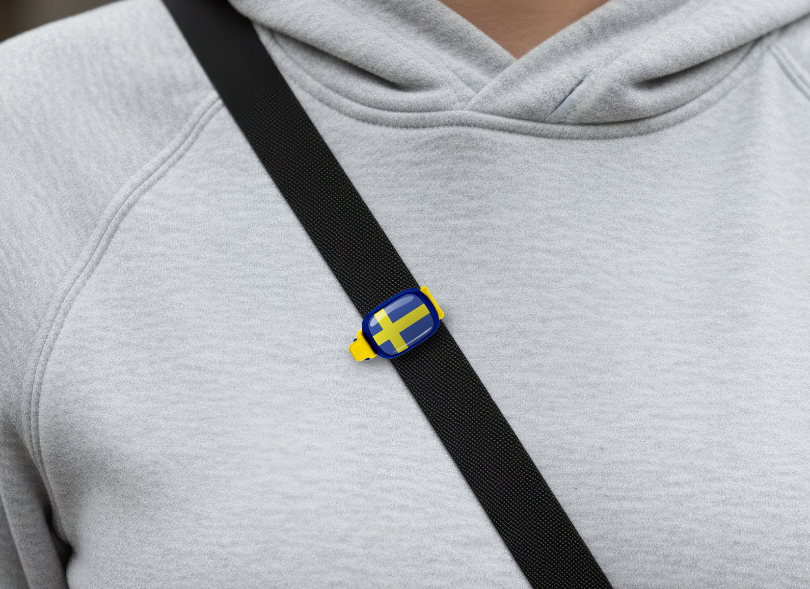 Sweden flag Stwrap bag tag shown on a bag in a lifestyle setting